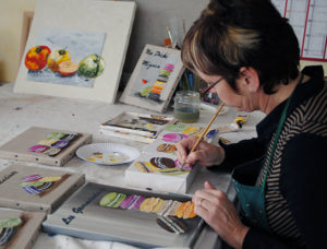 Marie-Christine Mabboux en train de peindre